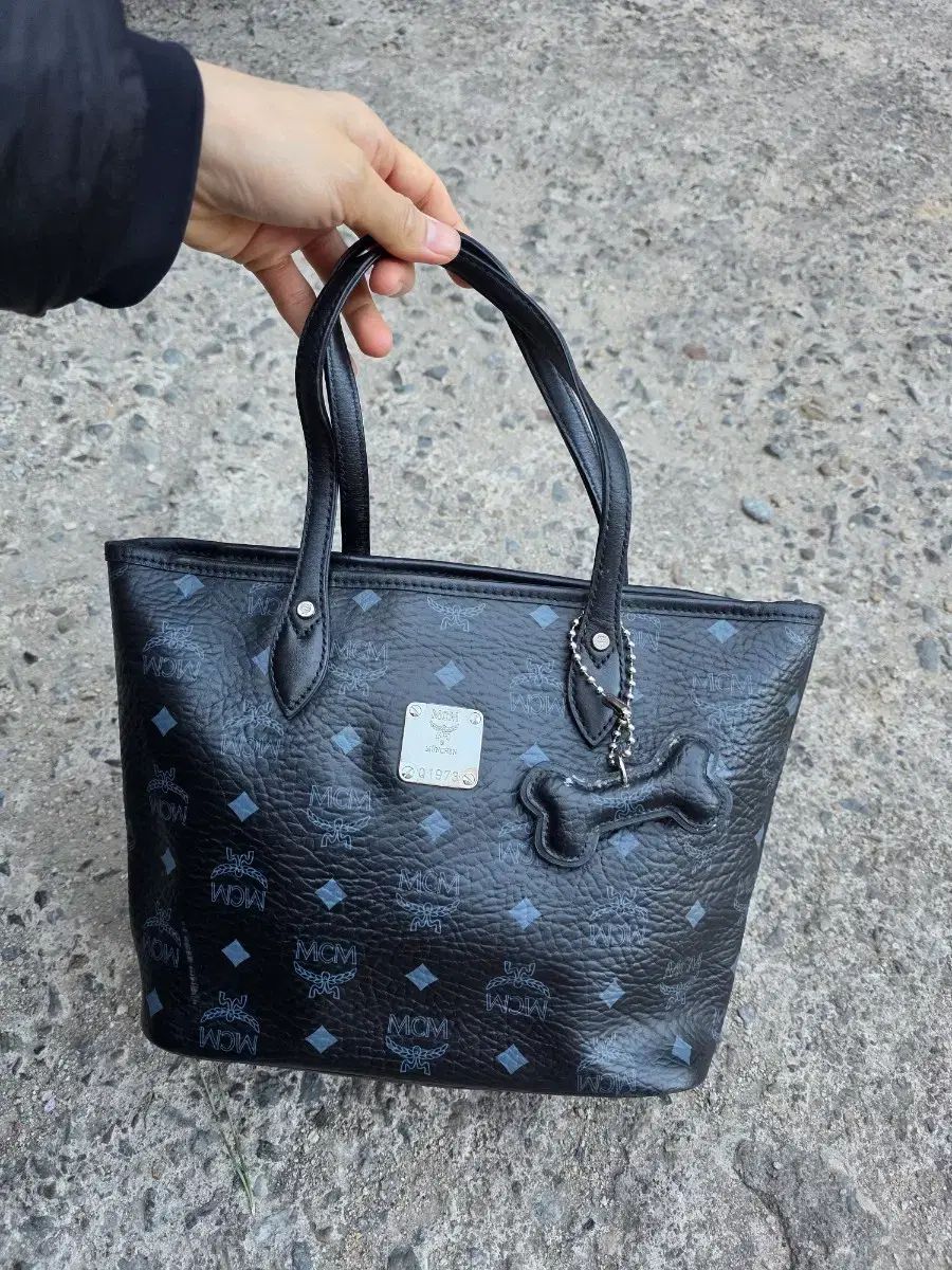 l*a様 MCM ブラック ロゴ入り トートバッグ MCM ブラック ロゴ ミニ トートバッグ + 骨 チャーム - メルカリ
