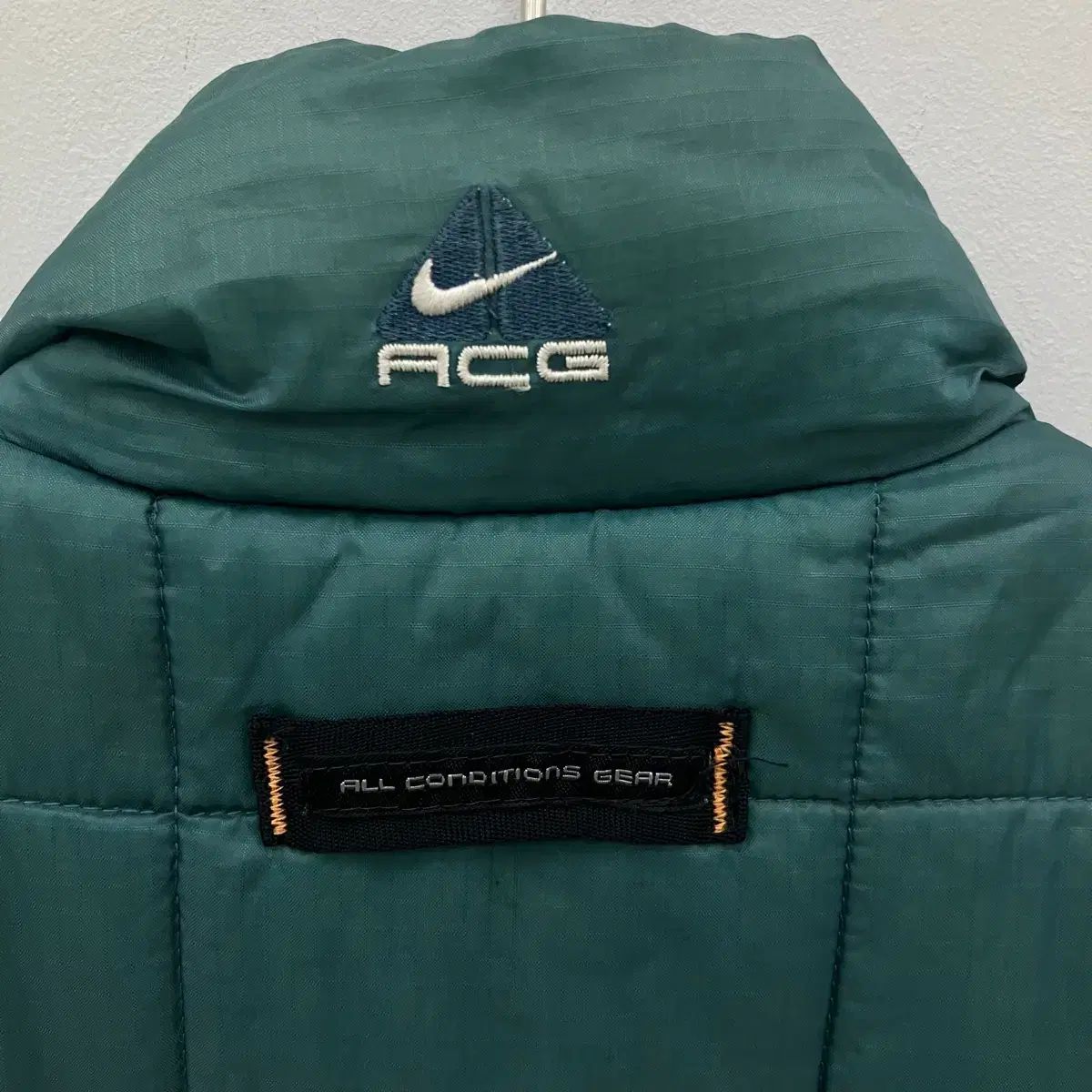 ハ*ン様 ナイキ acg プリマロフト　ダウン　ベスト　Lサイズ　美品　刺繍　ワ ナイキ ACG プリマロフト ダウン ベスト 100 - メルカリ