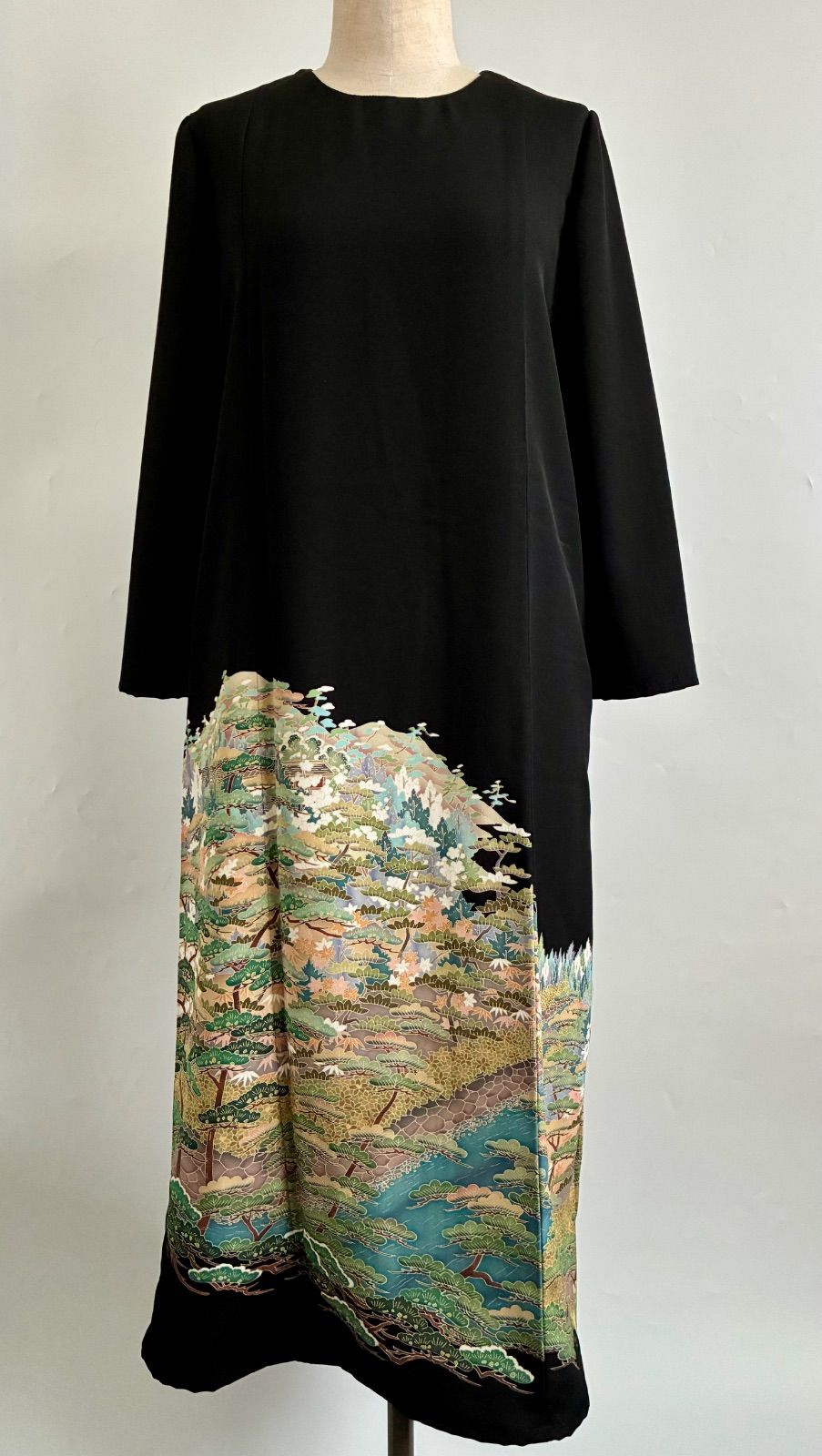 黒留袖リメイク　金色装飾　ロングワンピース　黒　正絹 黒留袖リメイク 金色装飾 ロングワンピース 黒 正絹 豪華 翠峯作 遠山