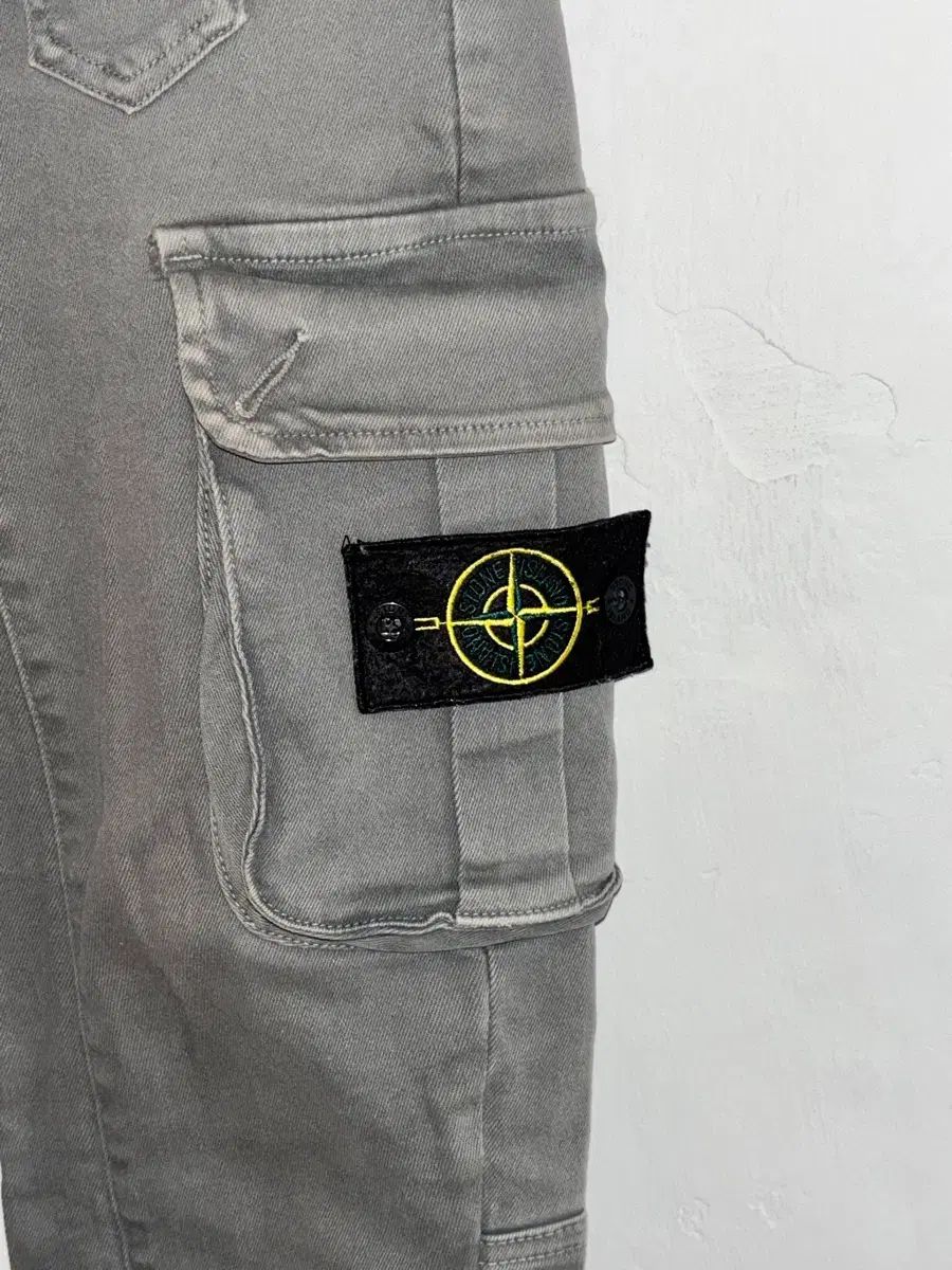 Stone Island グレーカーキカーゴパンツ - メルカリ