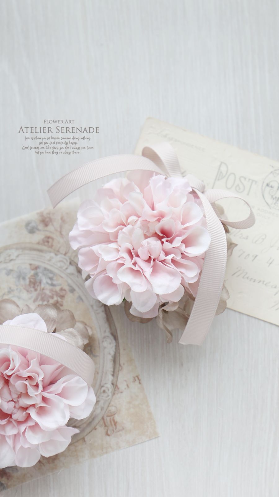 フリルダリアとグログランリボンのコサージュ -Sakura pink《フォーマル/セレモニー/卒業式/入学式/卒園式/入園式/結婚式/母の日/華やか/ピンク/》