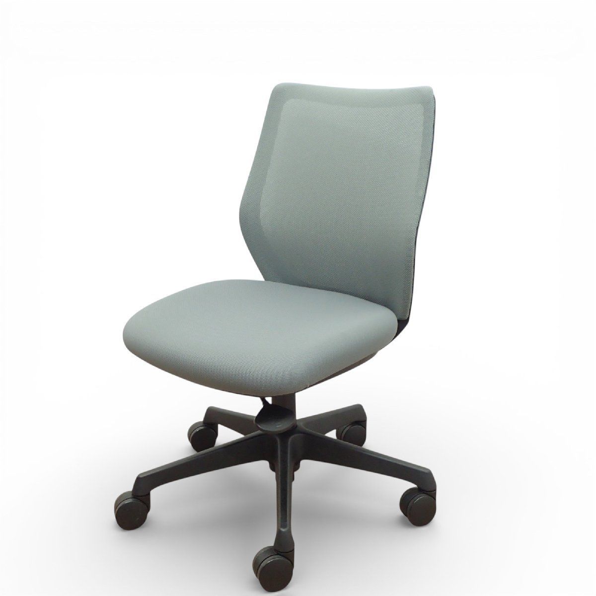 オカムラ CG M オフィスチェア CG11ZRFZK2 グレー 肘無し メッシュ 背ロッキング EG20332