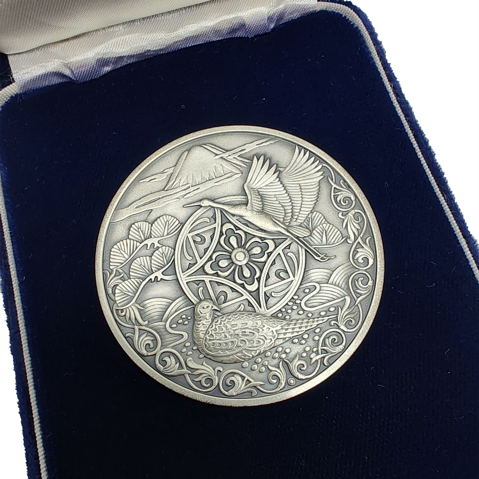 新日本銀行券発行記念メダル 1984年（純銀製） 銀メダル記念 124g 新日本銀行券発行記念メダル 1984年（純銀製） 銀メダル記念コイン 124g 新