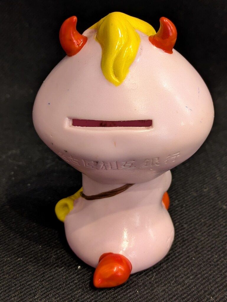 名古屋相互銀行 貯金箱 ナコちゃん 座り 90mm - メルカリ