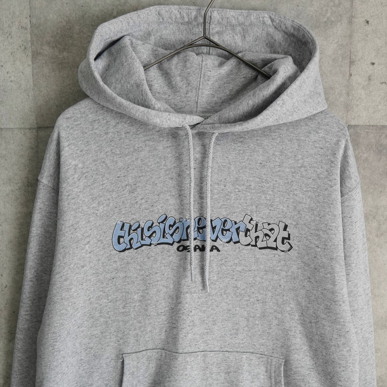 ディスイズネバーザット プリント パーカー グレー - メルカリ