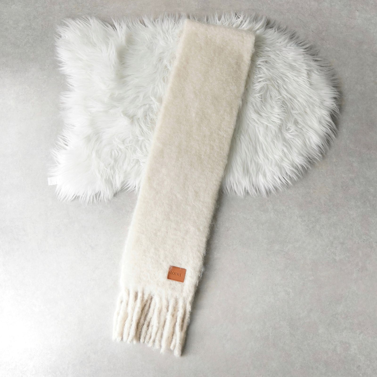 ロエベ レザーパッチ モヘア マフラー アイボリー - メルカリ