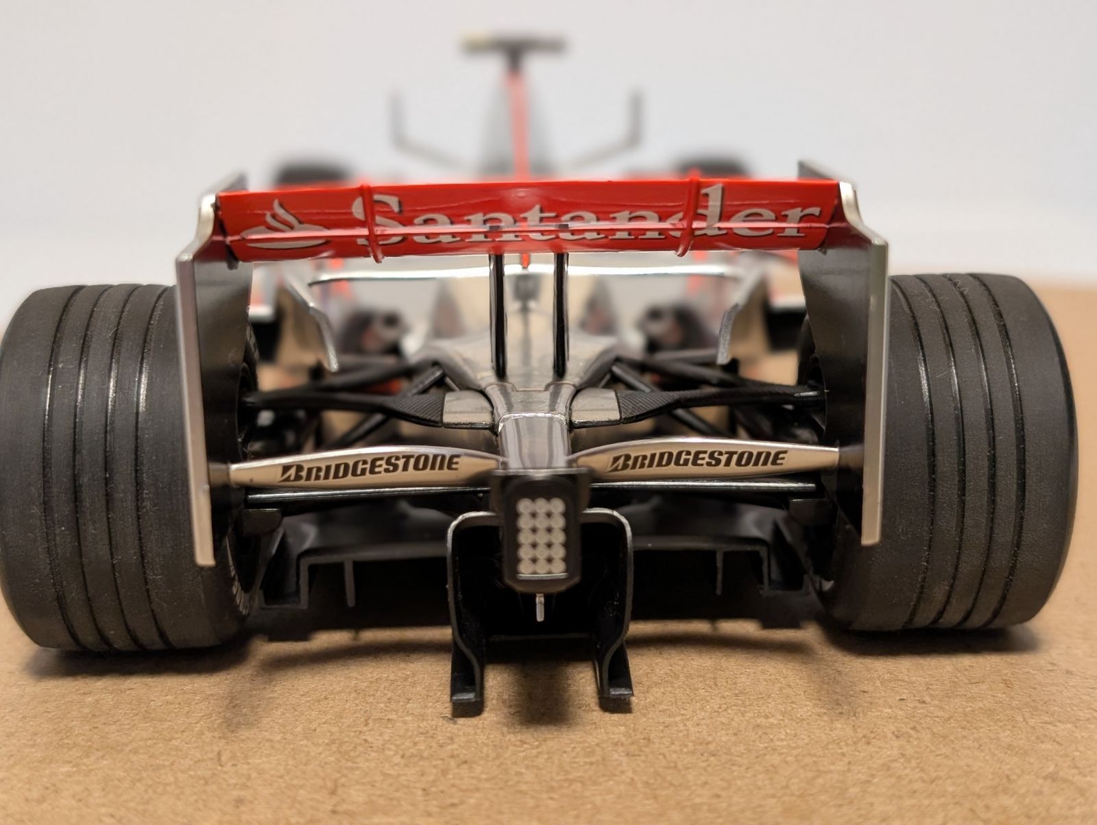 初優勝モデル1/18ミニチャンプス マクラーレンMP4/22ルイス