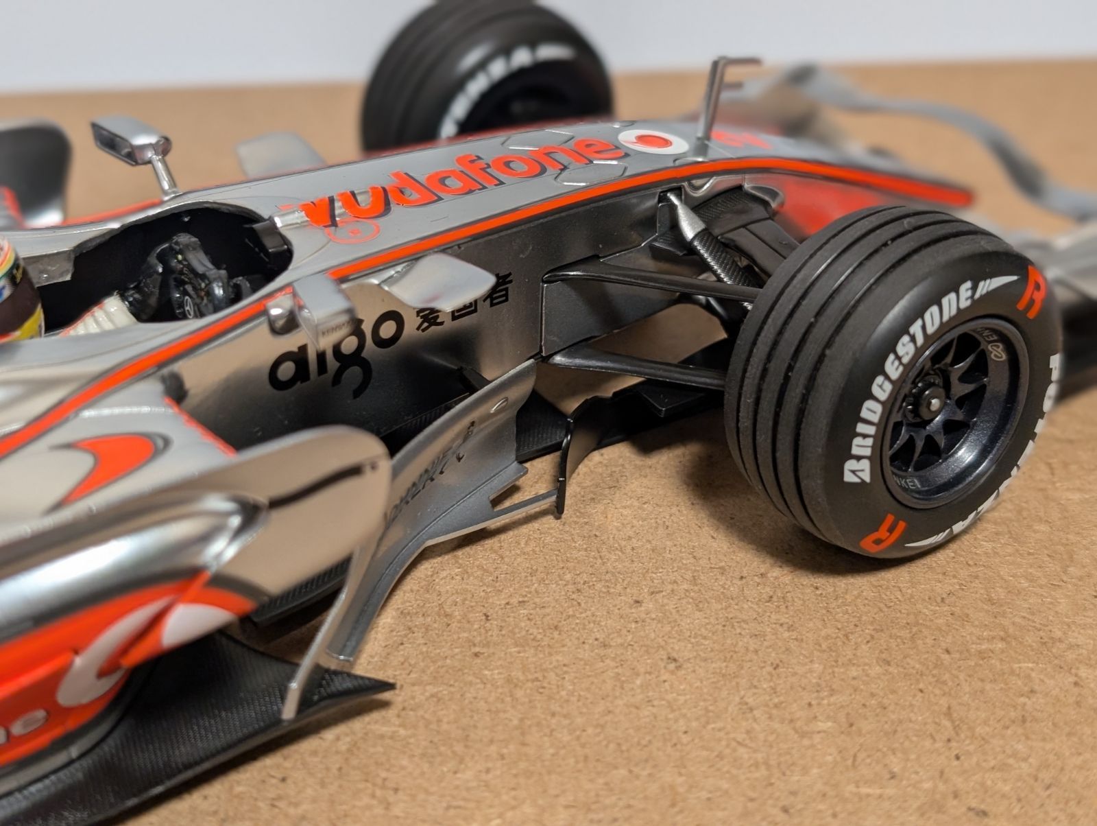 初優勝モデル1/18ミニチャンプス マクラーレンMP4/22ルイス