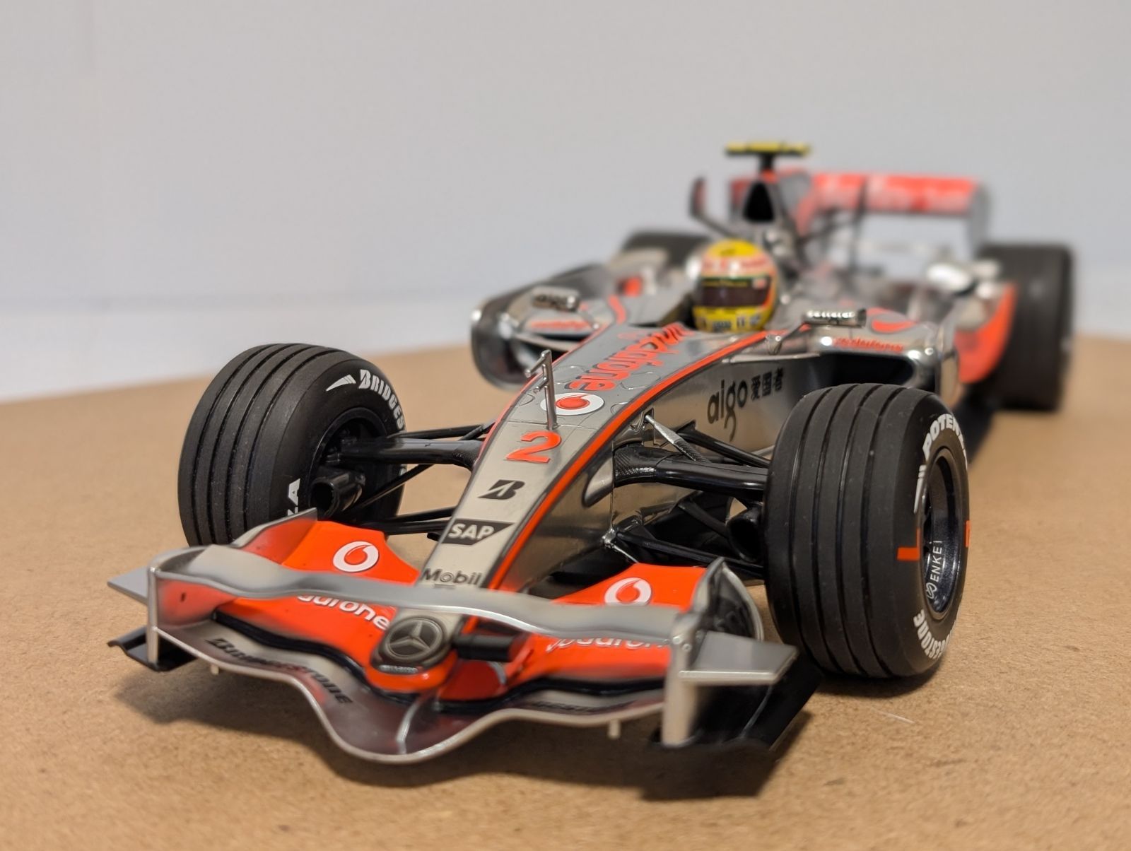 初優勝モデル1/18ミニチャンプス マクラーレンMP4/22ルイス