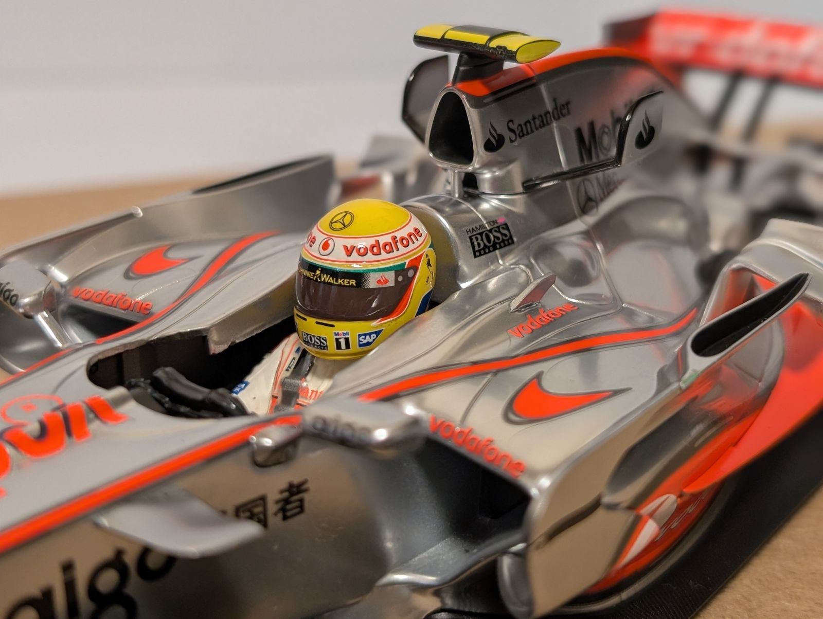 初優勝モデル1/18ミニチャンプス マクラーレンMP4/22ルイス