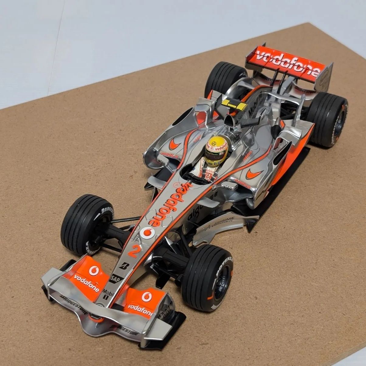 初優勝モデル1/18ミニチャンプス マクラーレンMP4/22ルイス