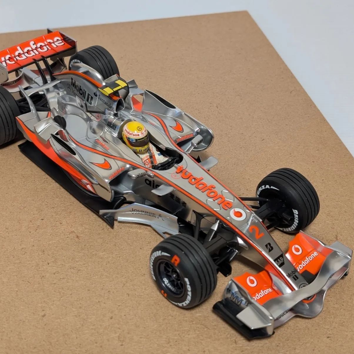 初優勝モデル1/18ミニチャンプス マクラーレンMP4/22ルイス