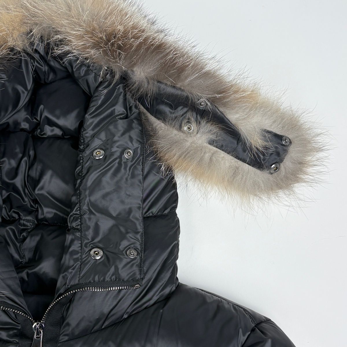 s1016501 MONCLER モンクレール TINUV ダウンコート アウター ダークグレー ベルト有り ファッション ブランド ジャケット 中古美品 モンクレール MONCLER フーディ ダウンコート TINUVIEL ベルト ファー