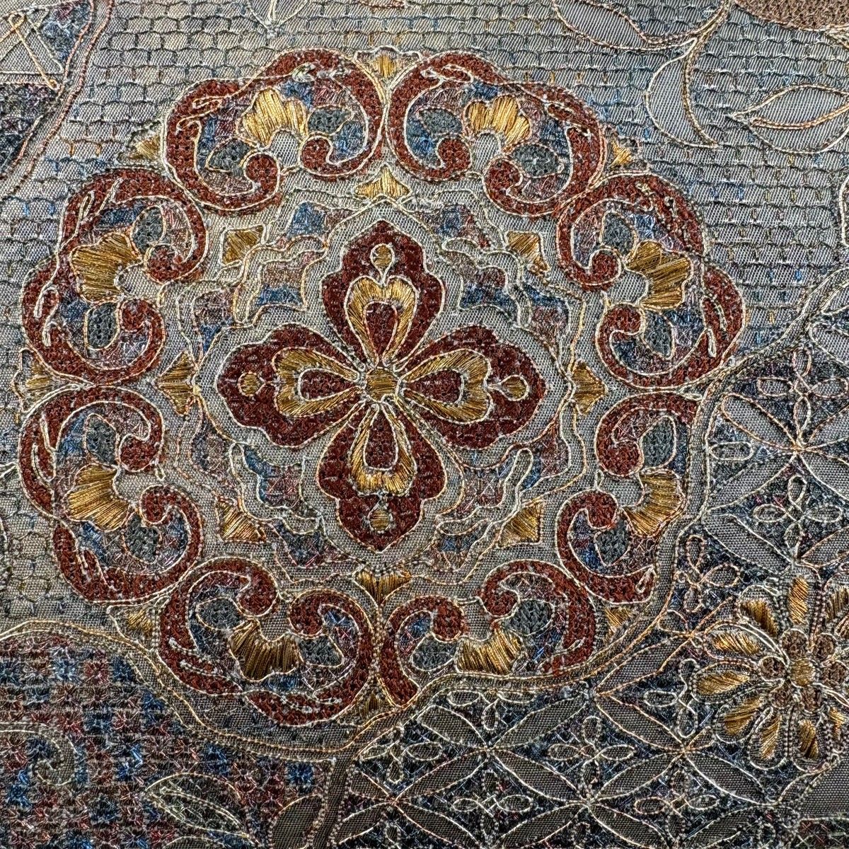 美品】 袋帯 秀品 関西仕立て 華文 花喰い鳥 刺繍 箔 灰色 お太鼓柄