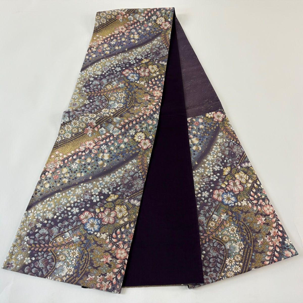 美品】 袋帯 秀品 やまと 草花 松皮菱 金糸 箔 紫 六通 正絹 【中古