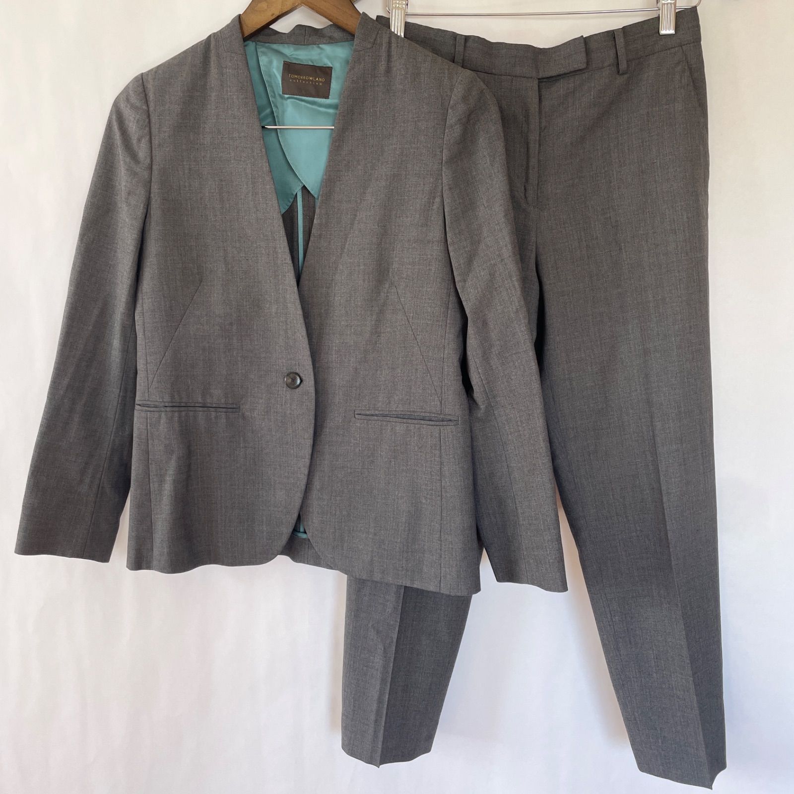 【トゥモローランド】ノーカラージャケット パンツ セットアップ イタリア生地36 美品】トゥモローランド REGGIANI イタリア生地 レディース スーツ