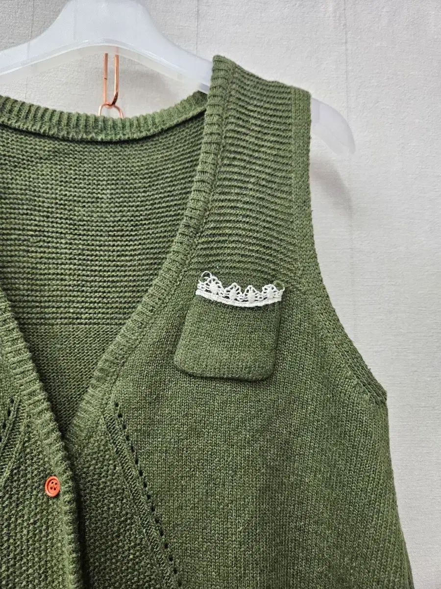オリーブグリーン ニットベスト - メルカリ