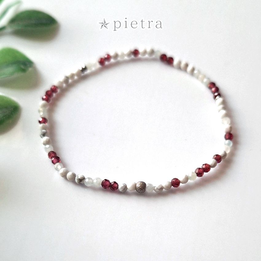 ガーネットとハウライトと翡翠のスリムゴムブレスレット* 天然石