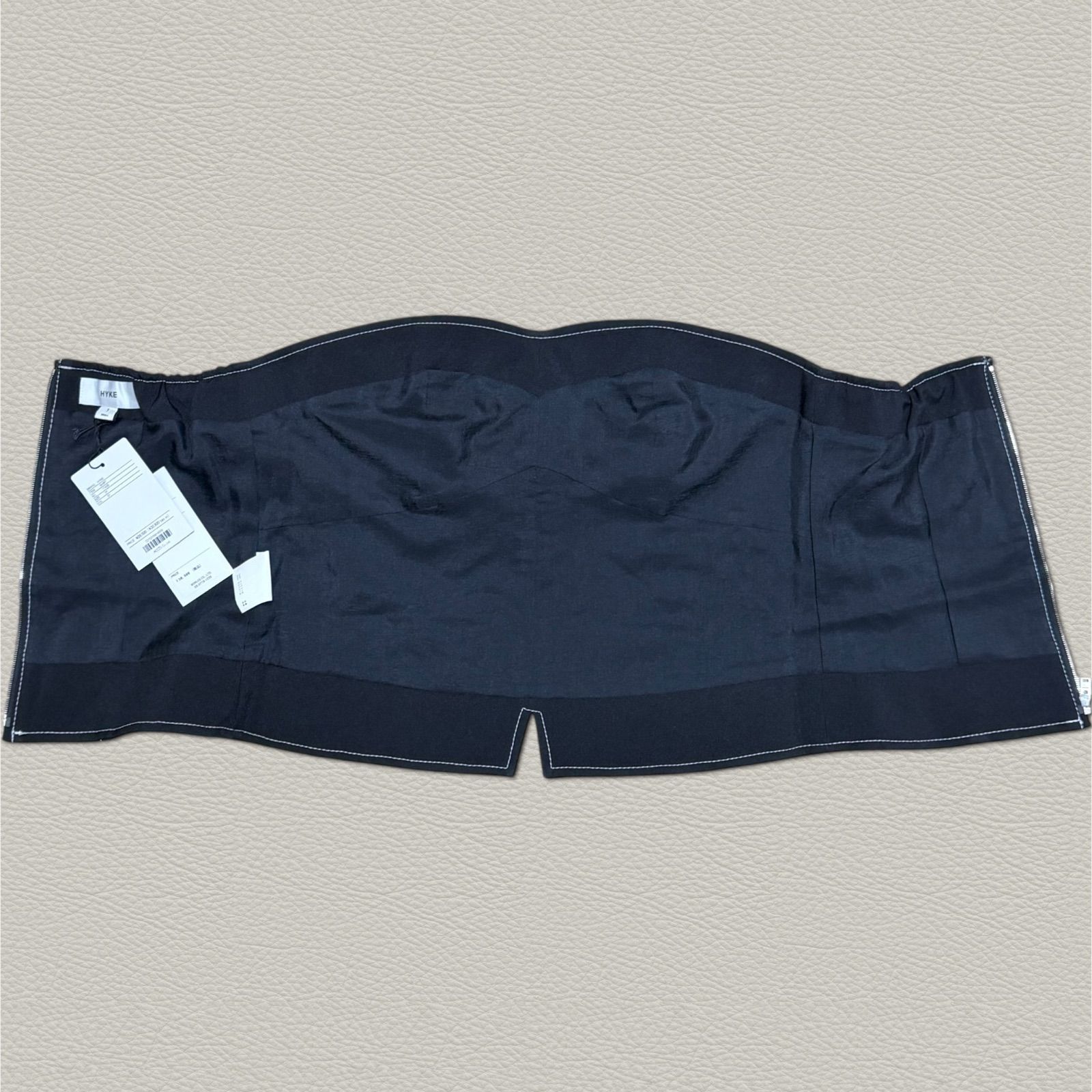 24SS タグ付き】HYKE WHITE STITCH STRAPLESS TOP 1 ブラック ハイク