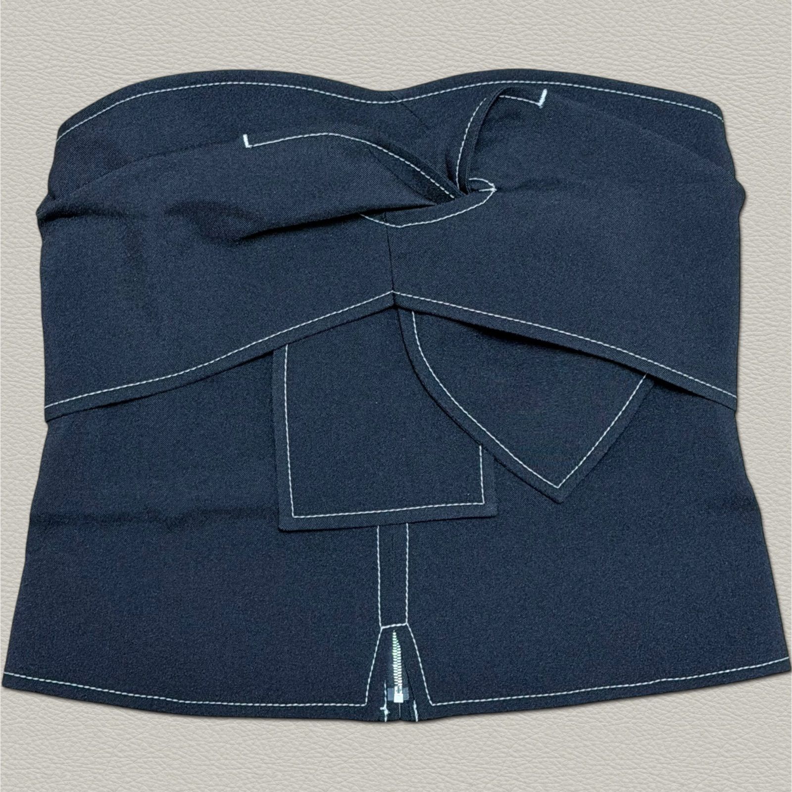 24SS タグ付き】HYKE WHITE STITCH STRAPLESS TOP 1 ブラック ハイク