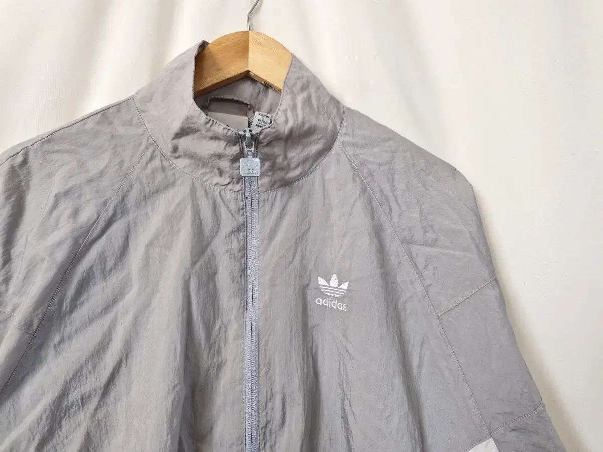 アディダス ウィンドブレーカー ジャケット グレー - メルカリ