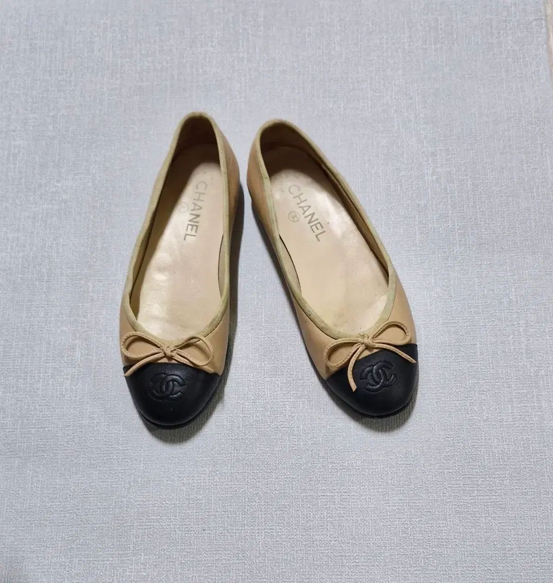 CHANEL バレリーナフラットシューズ ベージュ/ブラック 正規品) CHANEL シャネル 캡 トゥー バレリーナ フラットシューズ
