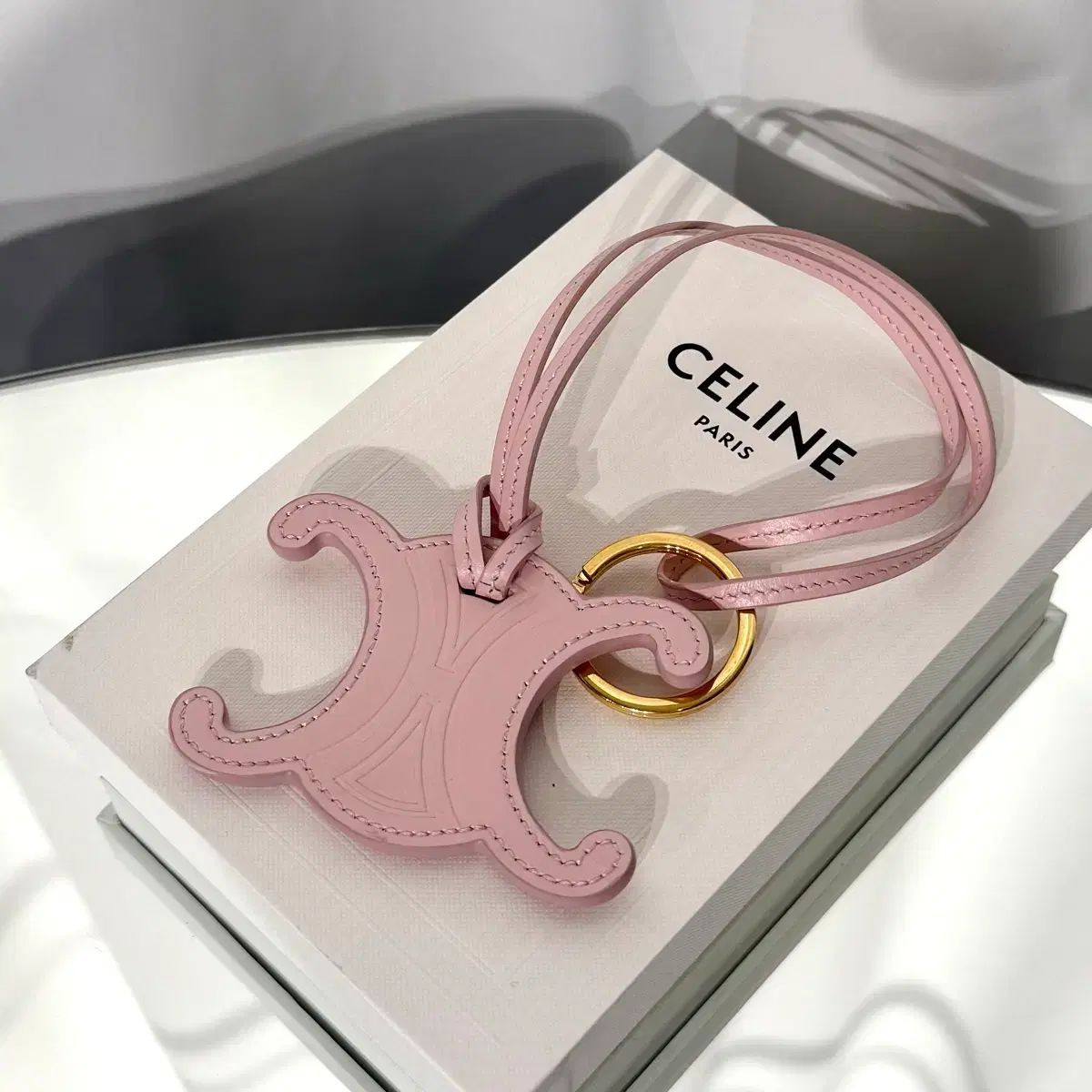 【年末発送】セリーヌ　Celine トリオンフ バッグチャーム パステルピンク セリーヌ トリオンフ バッグ チャーム - メルカリ