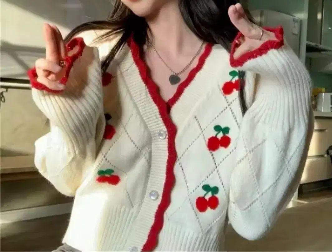 チェリー刺繍カーディガン アイボリー ニット - メルカリ