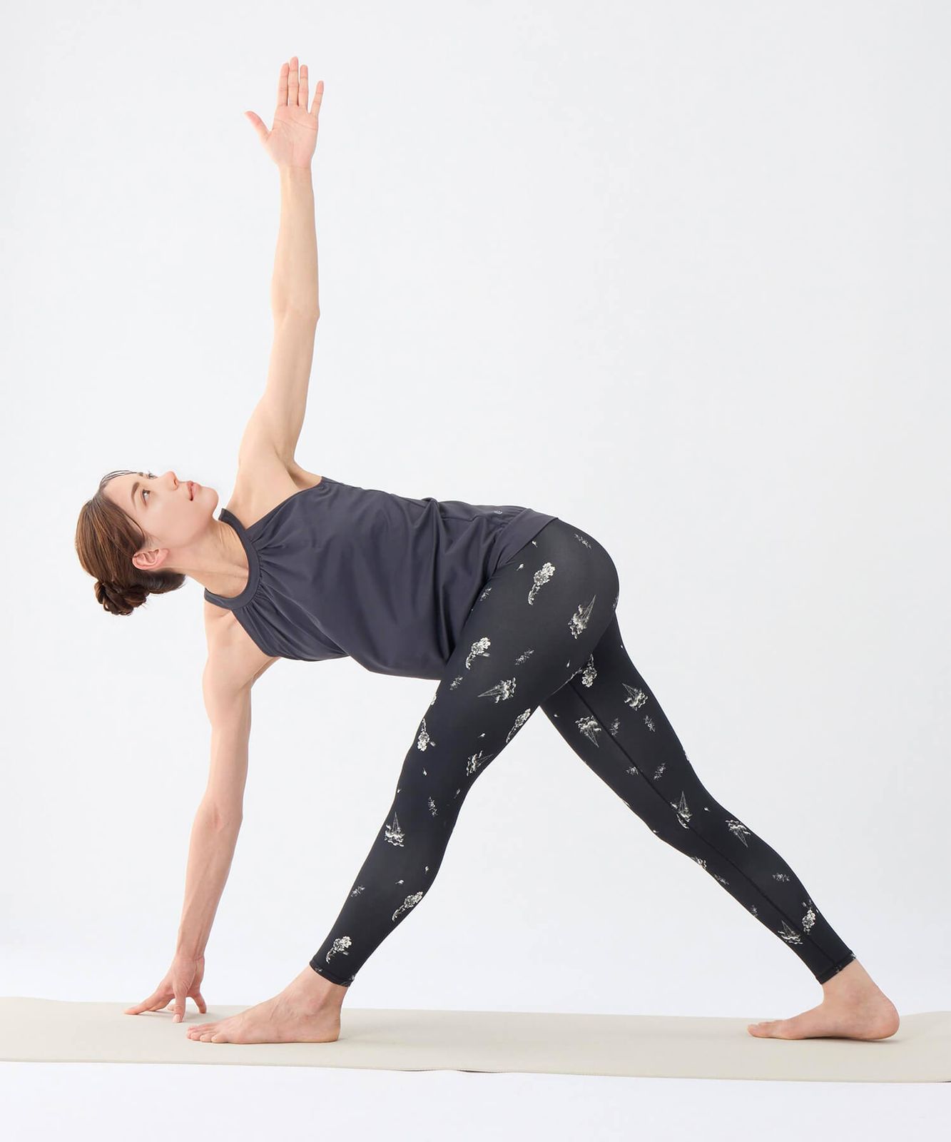 新品　suria スリア　ヨガトップス　M タグ付き スリア suria ヨガ 新品 ヨガウェア トップス タンクトップ suria