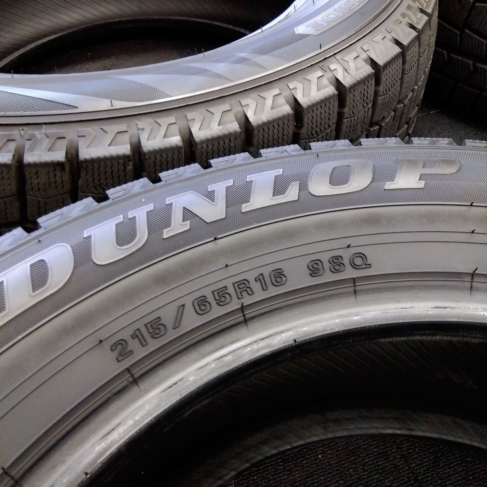 送料無料】【215/65R16】中古美品 スタッドレスタイヤ 4本セット 