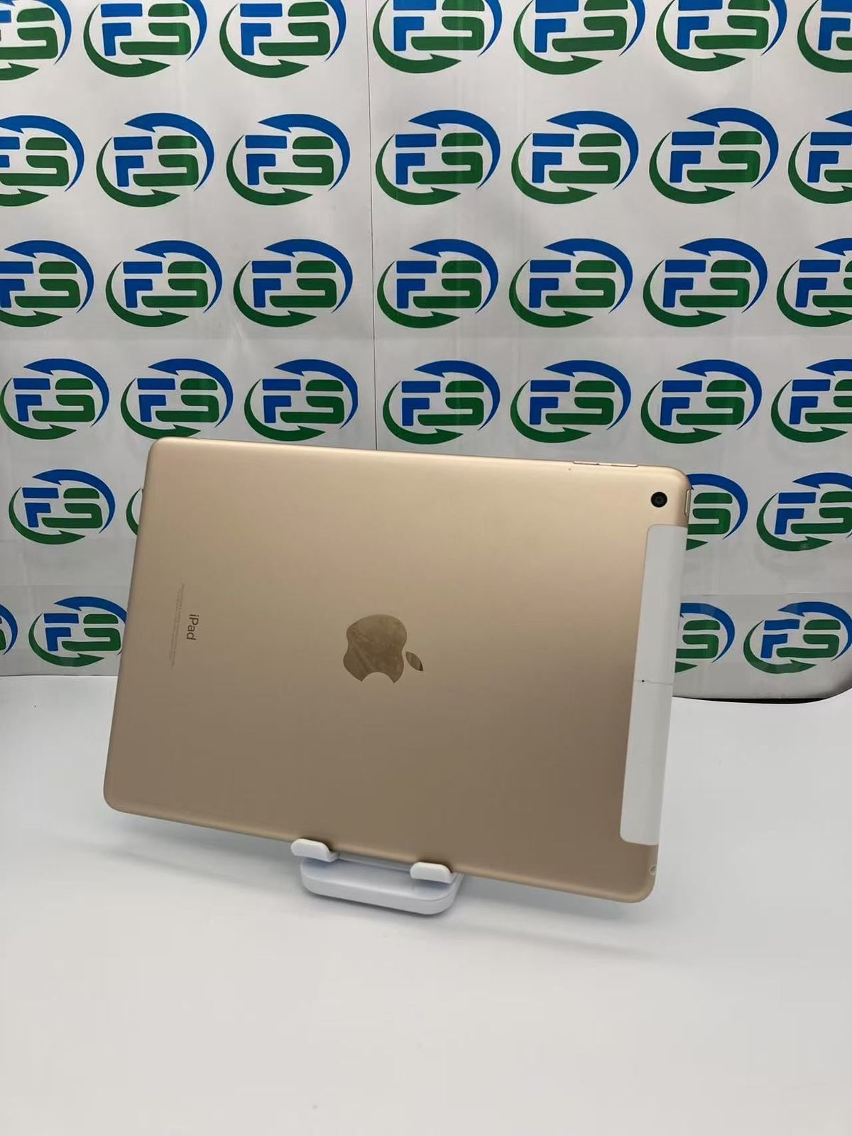 iPad 第5世代 Cellular 128GB ゴールド Aランク タブレット Apple