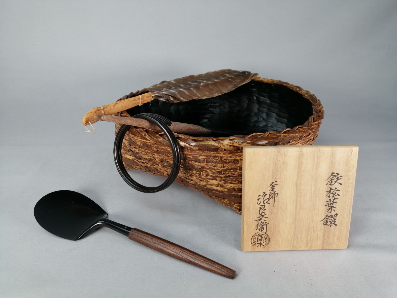 茶道具】炭点前セット 染竹炭取、高木治良衛門造鉄松葉釜鐶、火箸、灰