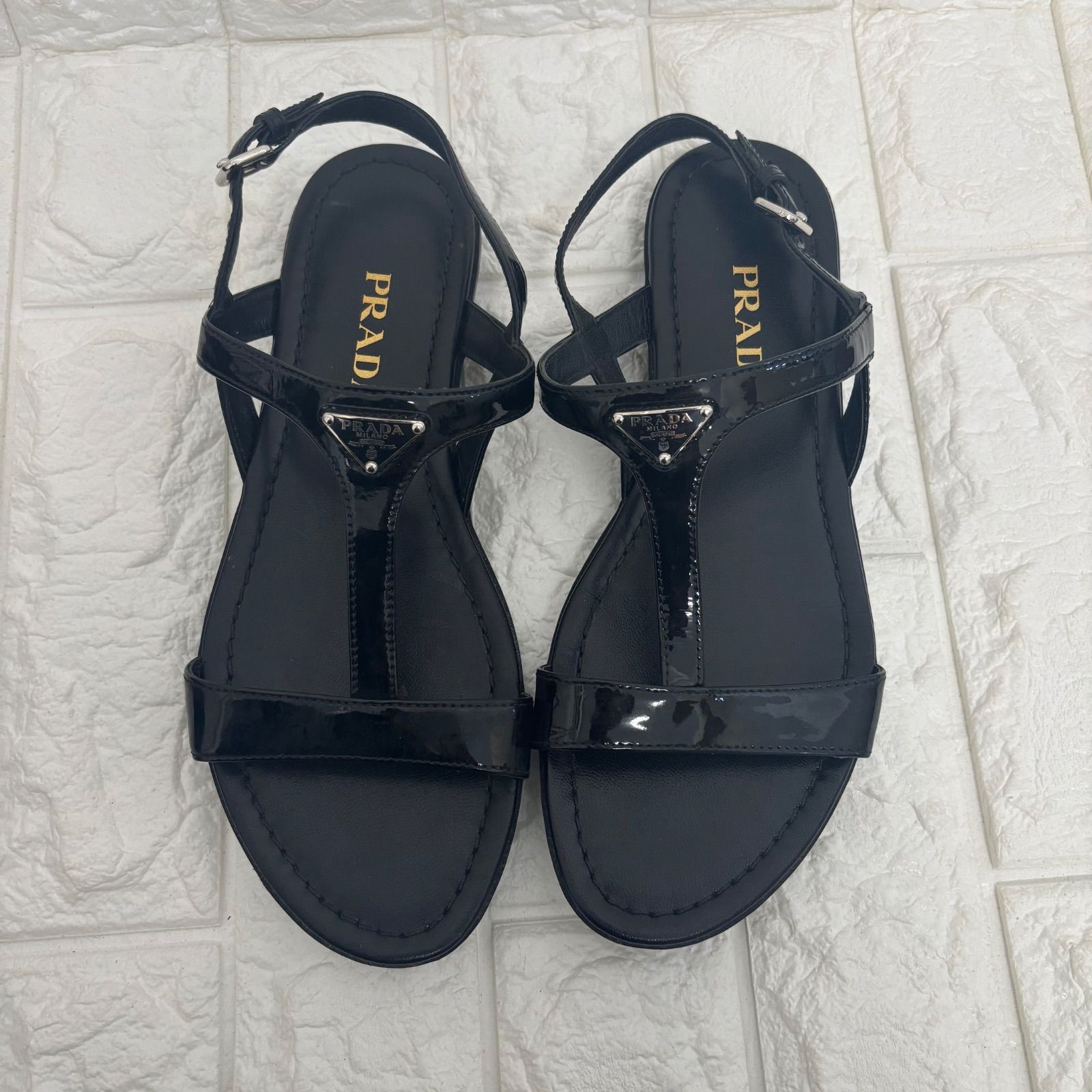 PRADA プラダ【23.5】エナメル サンダル フラット 三角プレート 黒 ▪️PRADA プラダ トライアングル ロゴ 三角ロゴ プレート サンダル