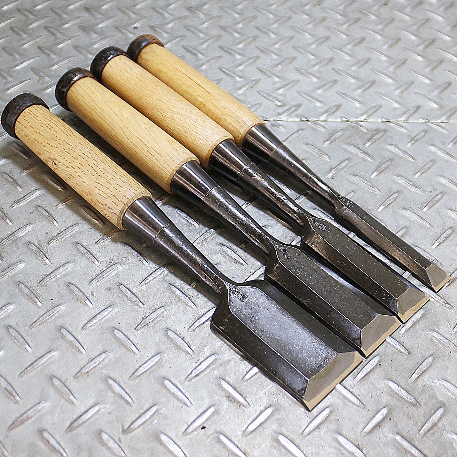 新潟発 未使用 最高級 中叩ノミ 正宗作 4本セット 白ガシ柄 鑿 叩き鑿