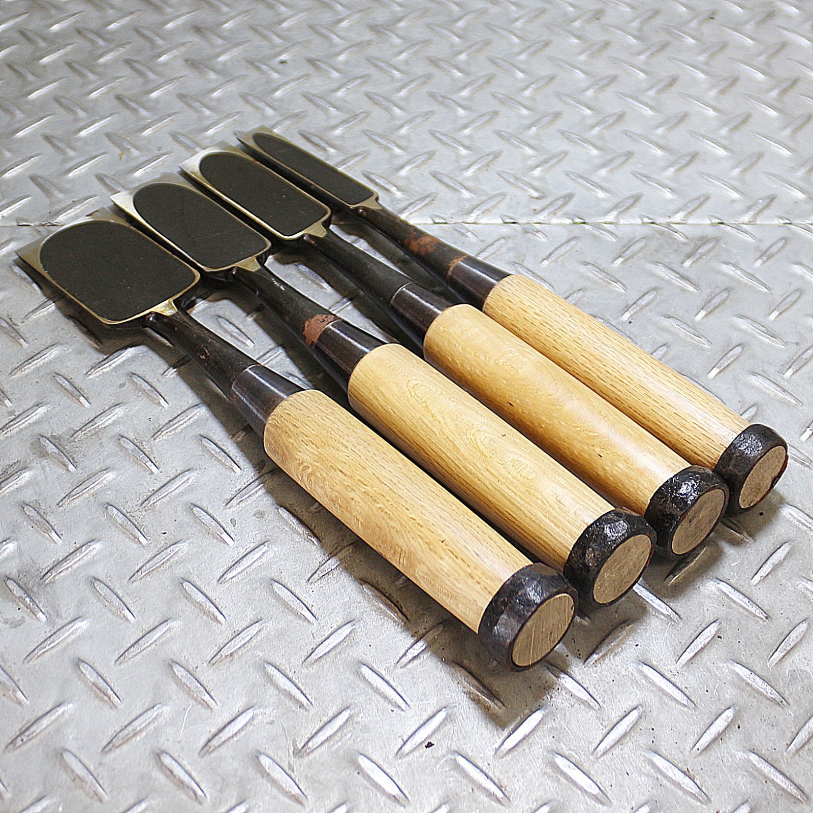 新潟発 未使用 最高級 中叩ノミ 正宗作 4本セット 白ガシ柄 鑿 叩き鑿