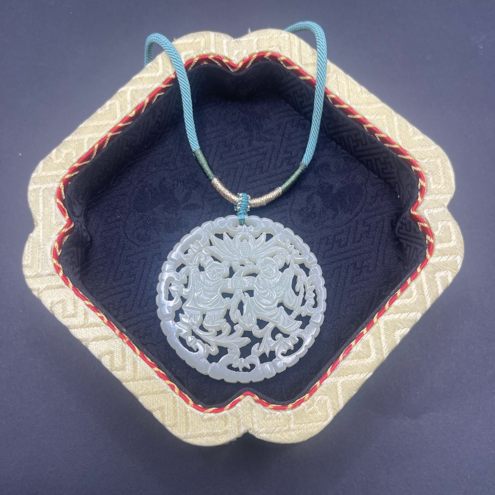 手彫り骨董品 翡翠軟玉 ネフライト 和田玉 和合二仙 良縁、結婚の調和