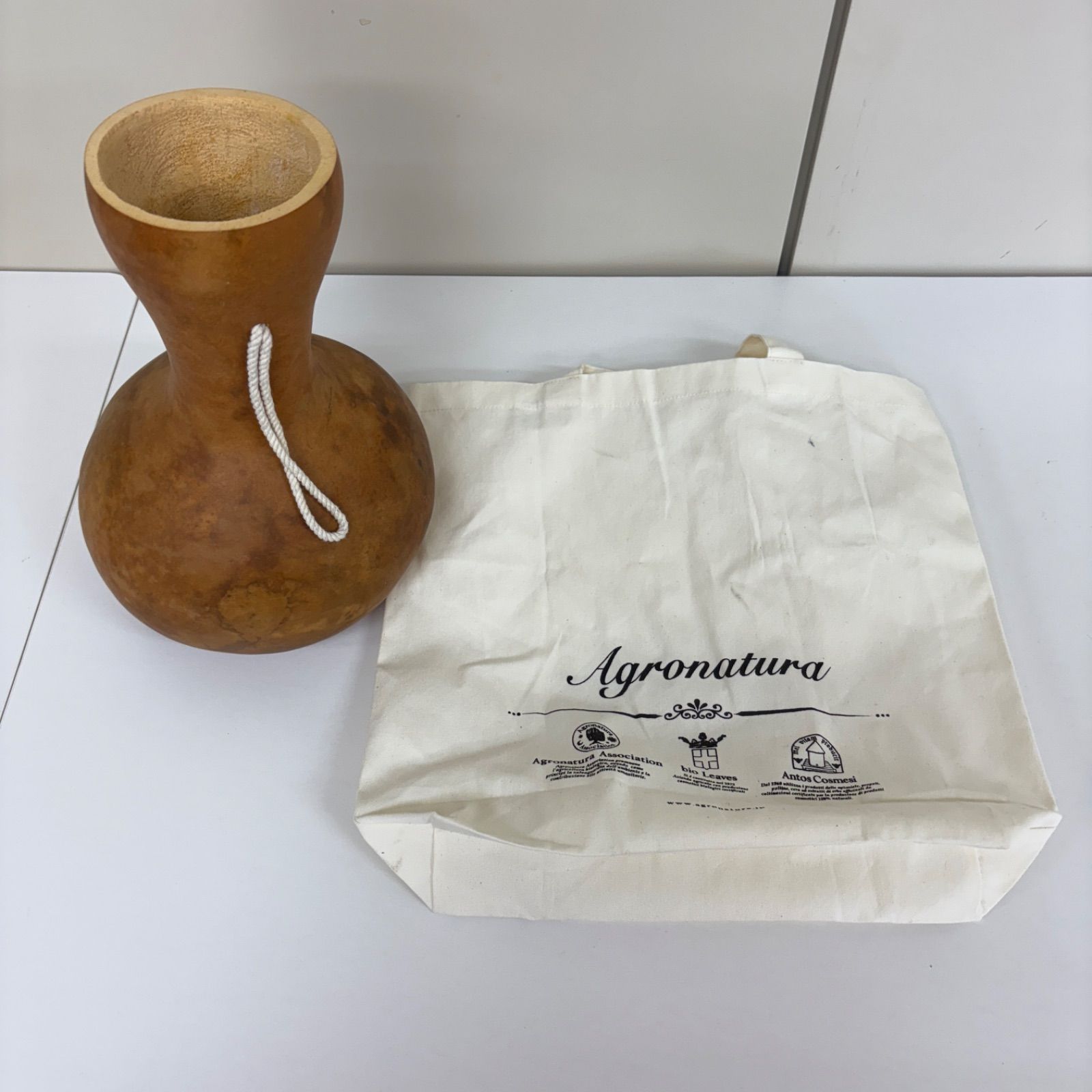 掛け軸 八代玲華 南天福寿 絹本 希少 軸装 茶道具 掛軸 美品 です。 掛け軸 八代玲華 南天福寿 絹本 希少 軸装 茶道具 掛軸 美品 です
