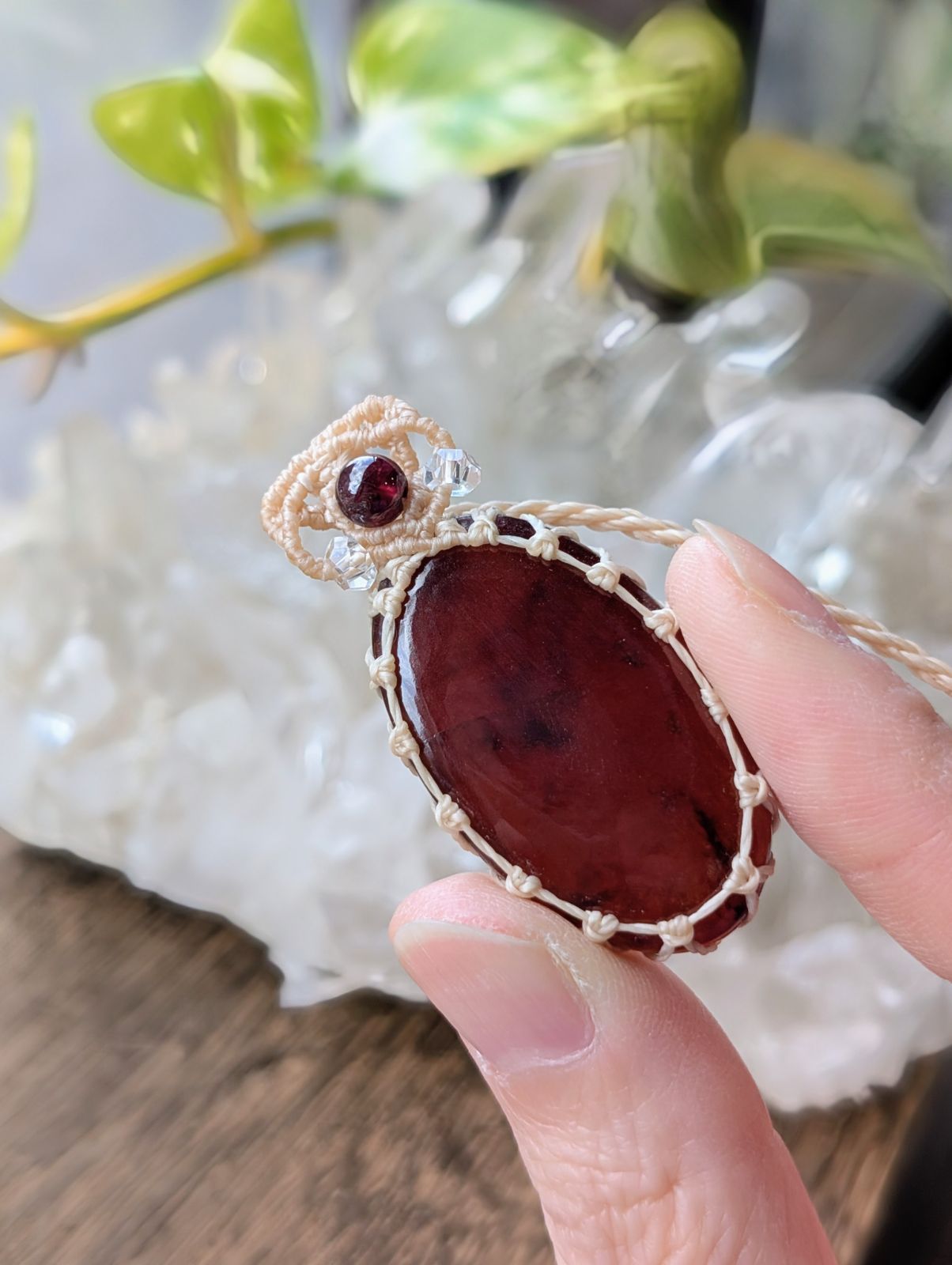 ヘソナイトガーネット　ガネーシャ彫りマクラメ編みネックレス ☆1月誕生石ガーネット・ヘソナイトガーネット☆マクラメ編み