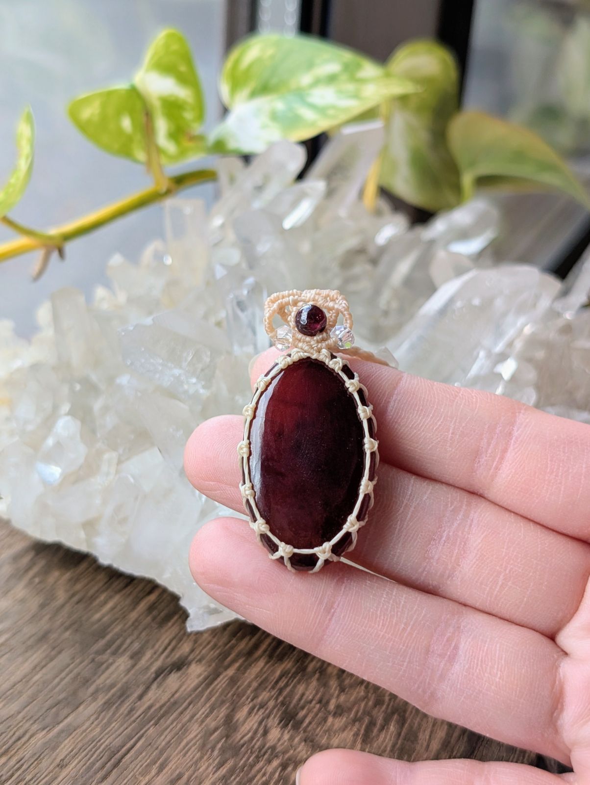 ヘソナイトガーネット　ガネーシャ彫りマクラメ編みネックレス ☆1月誕生石ガーネット・ヘソナイトガーネット☆マクラメ編み