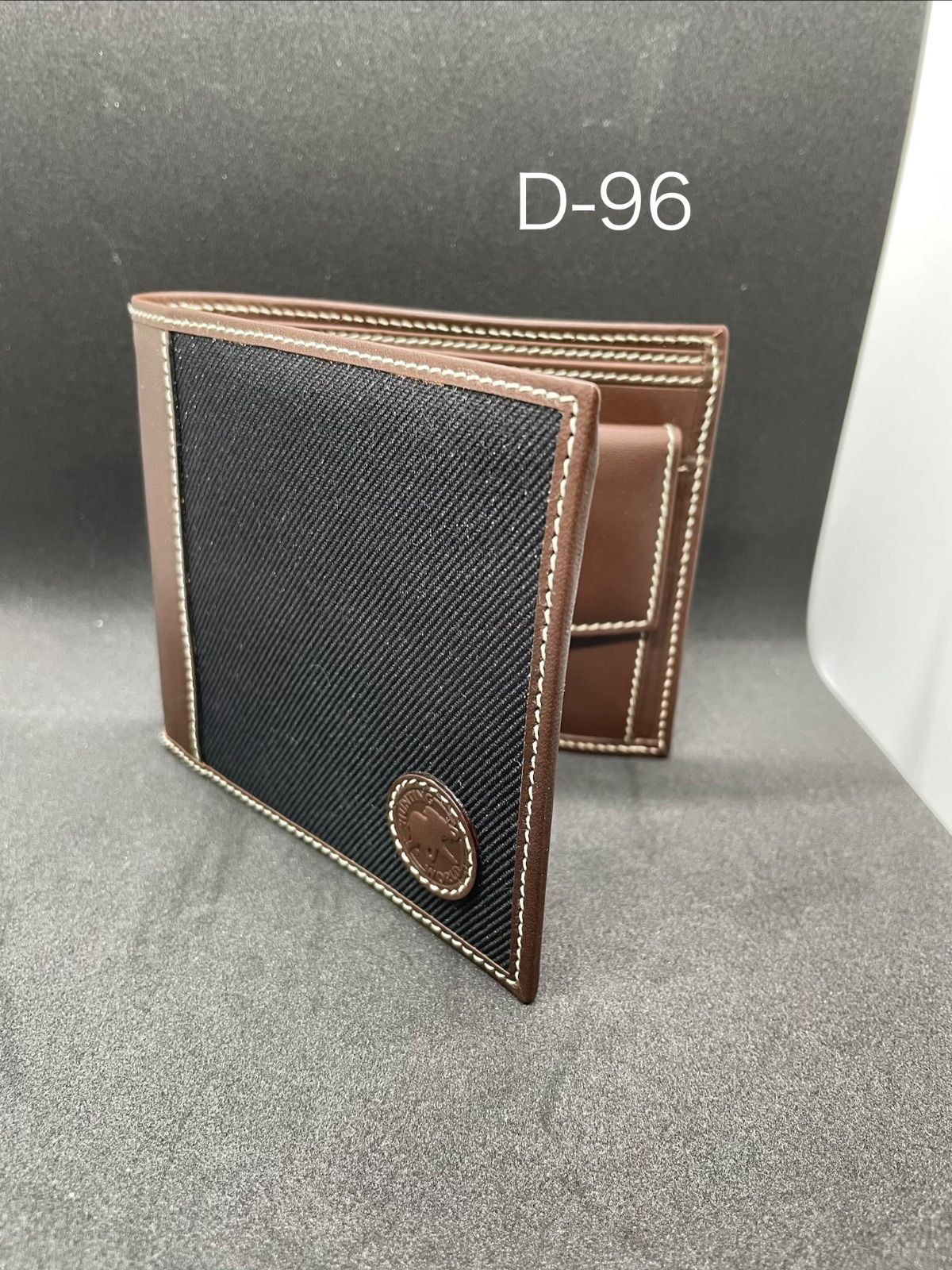 新品未使用！！ハンティングワールド　二つ折財布 ハンティングワールド 二つ折り財布 新品未使用 黒、茶色 - メルカリ