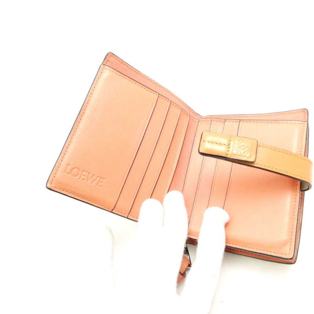 【美品】ロエベ　コンパクトジップウォレット　ライトオーツ　アナグラム　二つ折り LOEWE（ロエベ） コンパクト ジップ ウォレット ストラップ 二つ折り