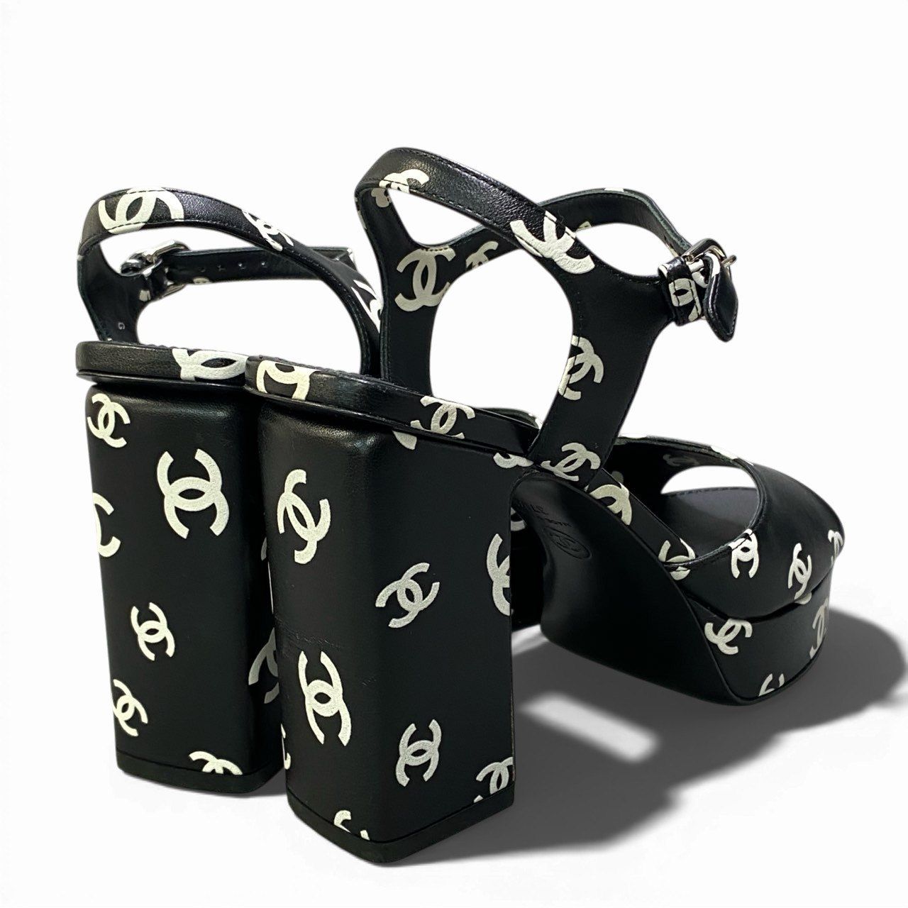 l*i様 CHANEL ブラック　38 プラットフォームサンダル　23P 厚底 2a23 《美品》 CHANEL シャネル ココプリント プラットフォーム