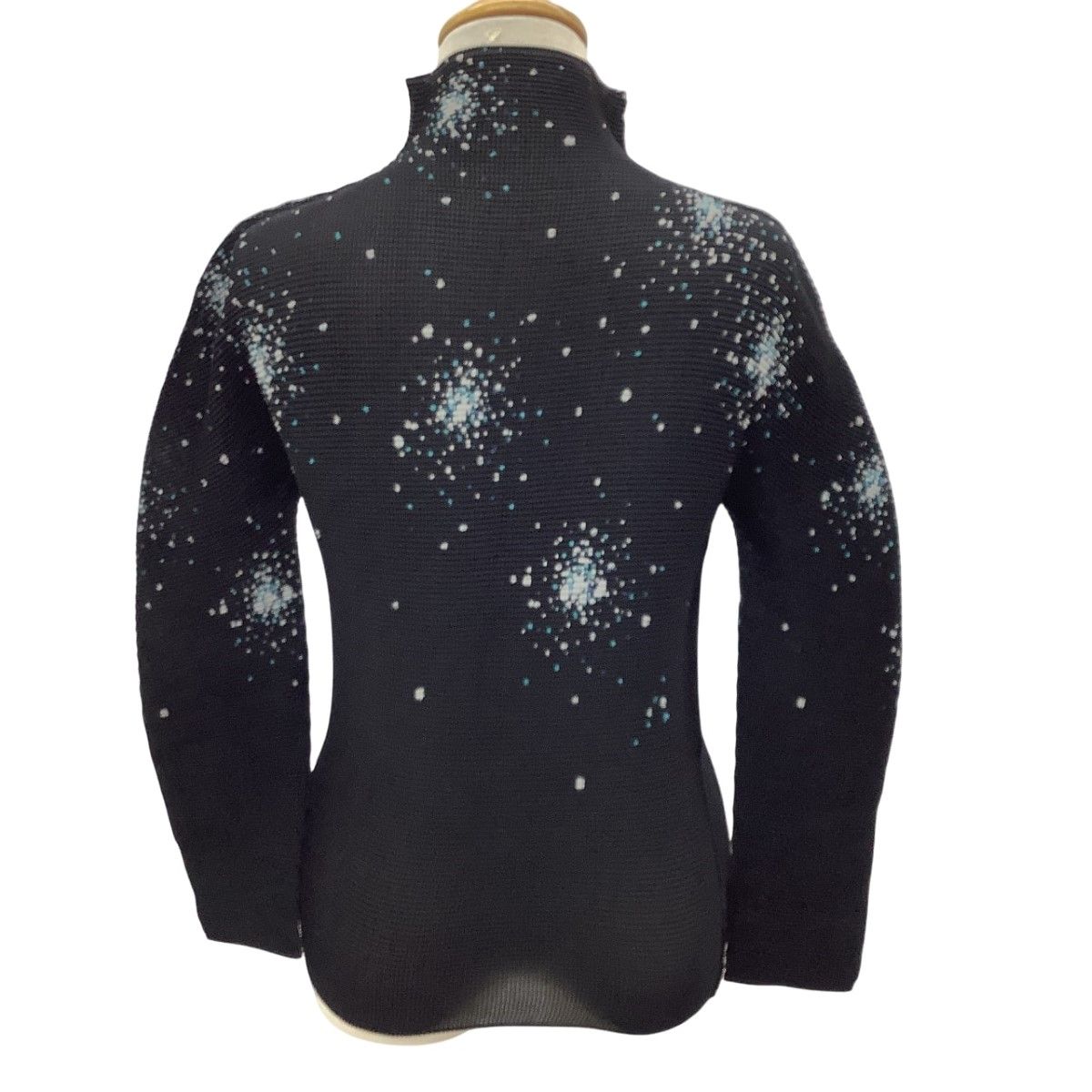 me ISSEY MIYAKE　ワッフルプリーツチェック　長袖カットソー ミー イッセイ ミヤケ新アイテム、“編みニット風”ストレッチプリーツの