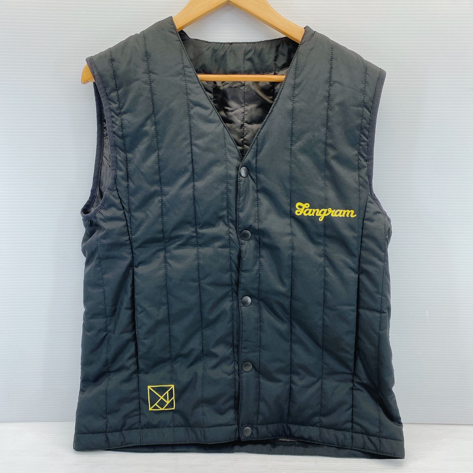 TANGRAMブラック ベスト □ Tangram ノースリーブ ベスト ブラック 黄ロゴ サイズM 中古品