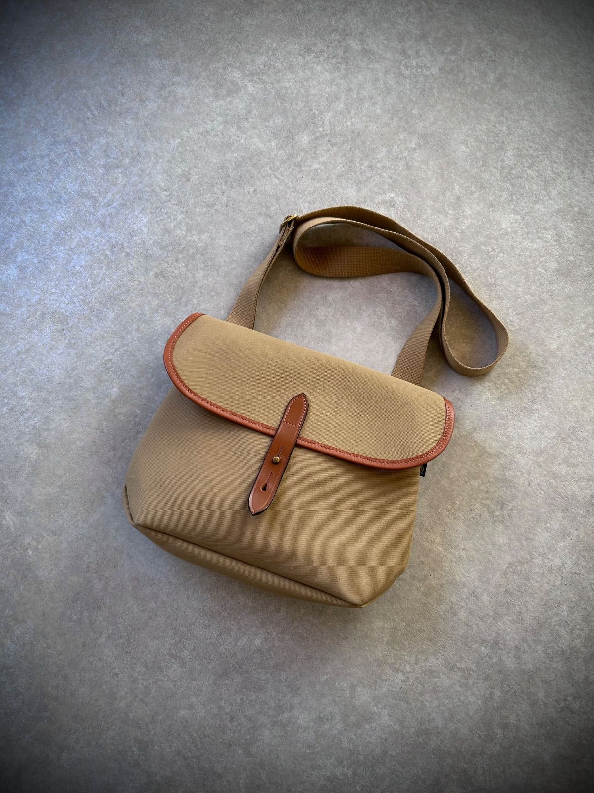 Brady ベージュ ショルダーバッグ BRADY◇ショルダーバッグ/キャンバス/ベージュ/無地