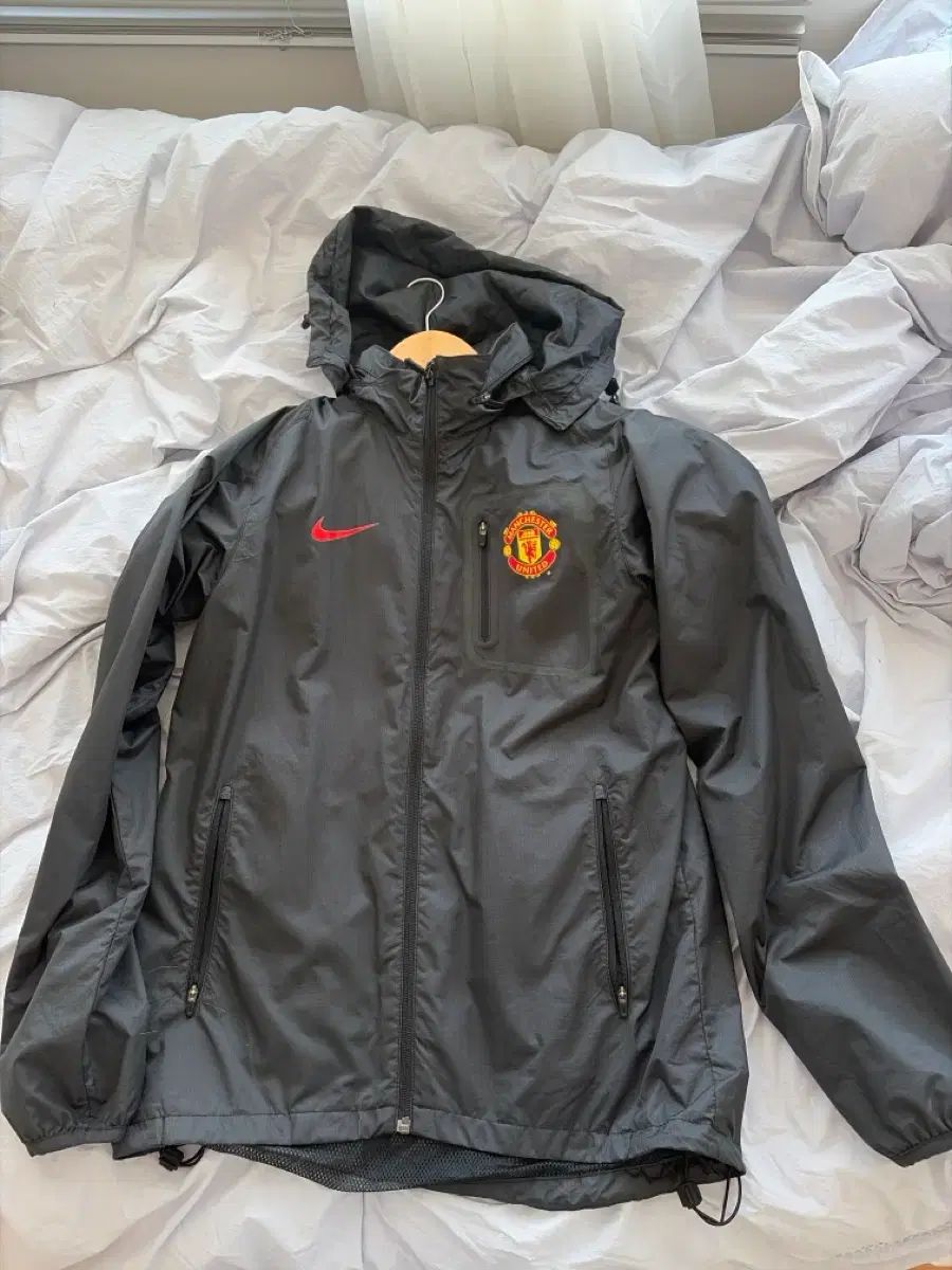 ナイキ マンチェスター・ユナイテッドFC ウィンドブレーカー - メルカリ