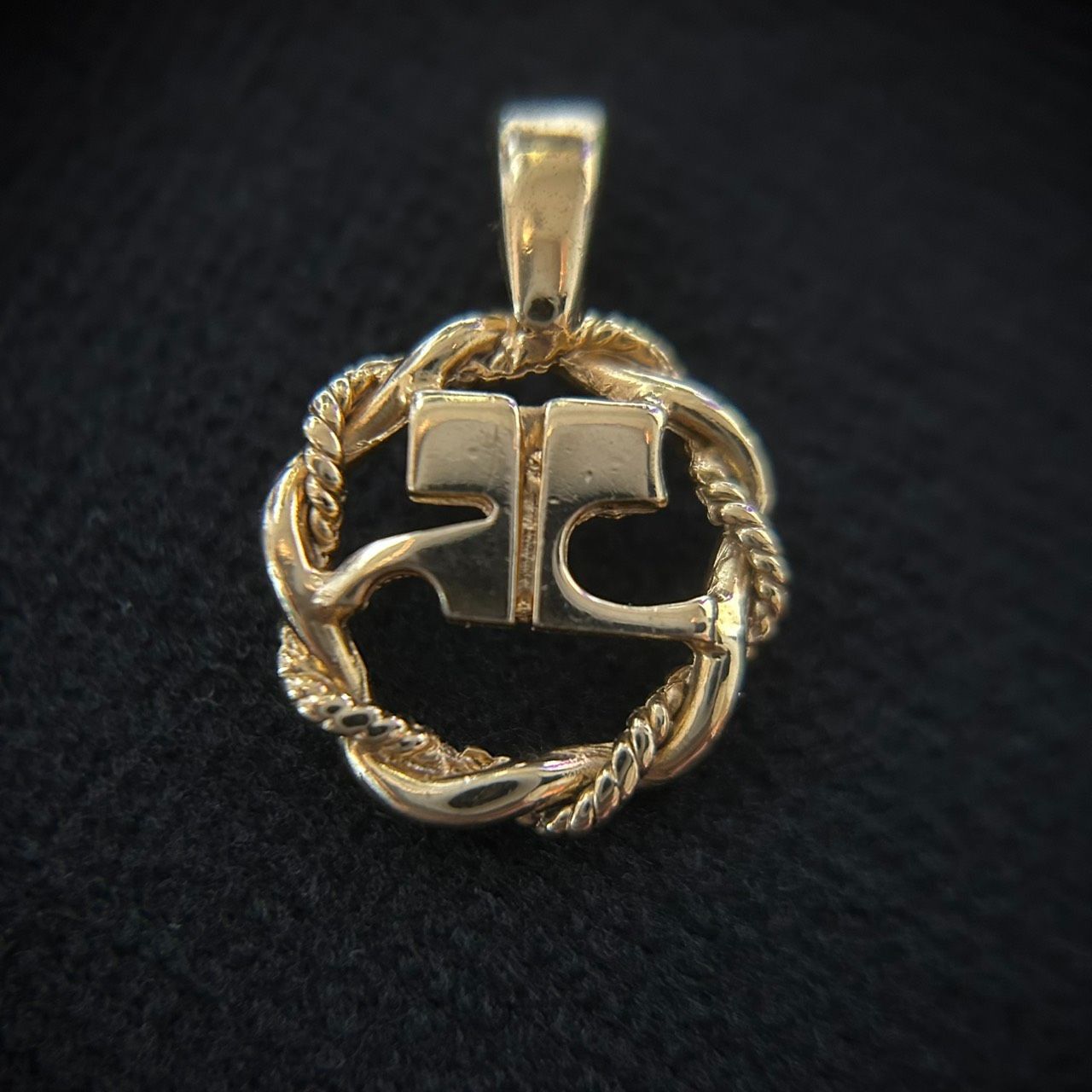 b8 クレージュ　Courreges ネックレス　アンティーク 良品】Courreges クレージュ ロゴ ネックレストップ ゴールドカラー