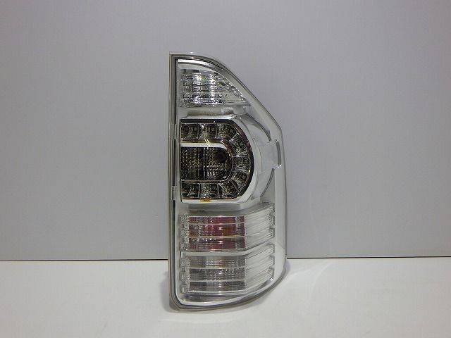 70系 ヴォクシー 右テール ZRR70/75 キラメキ 後期 28-220 81550-28600