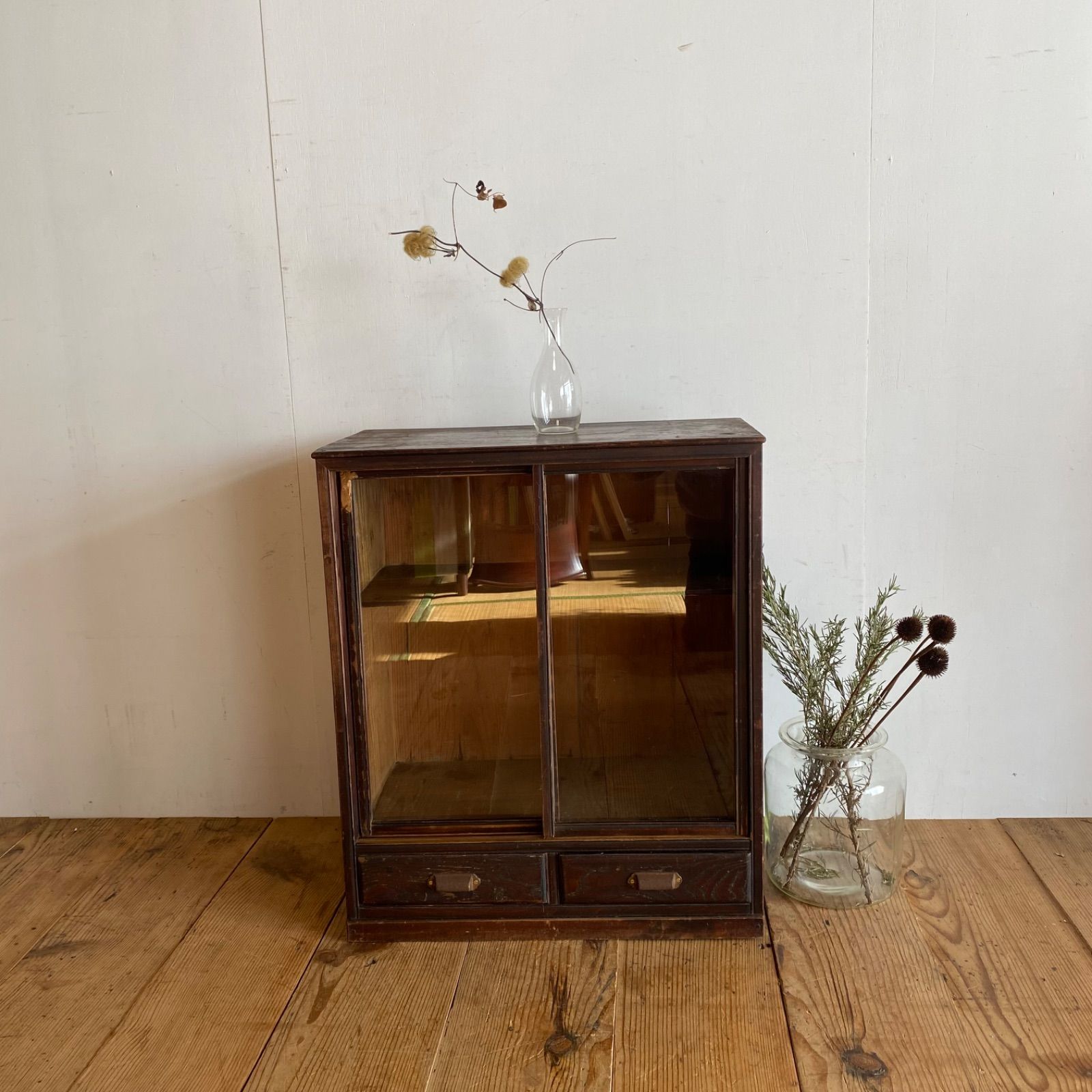 yさん専用　　アンティーク　ガラス戸棚　レトロ　　引戸棚　シェルフ　本棚 Ⅿｻｲｽﾞ、レトロな雰囲気ガラス引き戸の棚。引き戸の食器棚。昭和レトロ