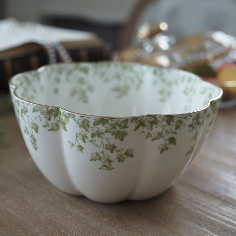 英国シェリー 優雅なアイビー柄が美しいアンティーククリーマー